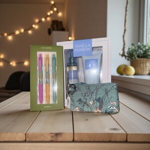 Vanilla Passion Sensation Set, Vera Bradley Small Purse Keychain & Pens Set NWT